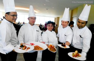 Chef bersama signature dishes di Hotel Casuarina @ Meru
