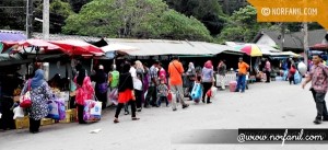 Suasana meriah penduduk kampung Wang Kelian membeli belah